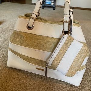 Extra large, white and gold purse. Perfect for summer! love love love this bag!